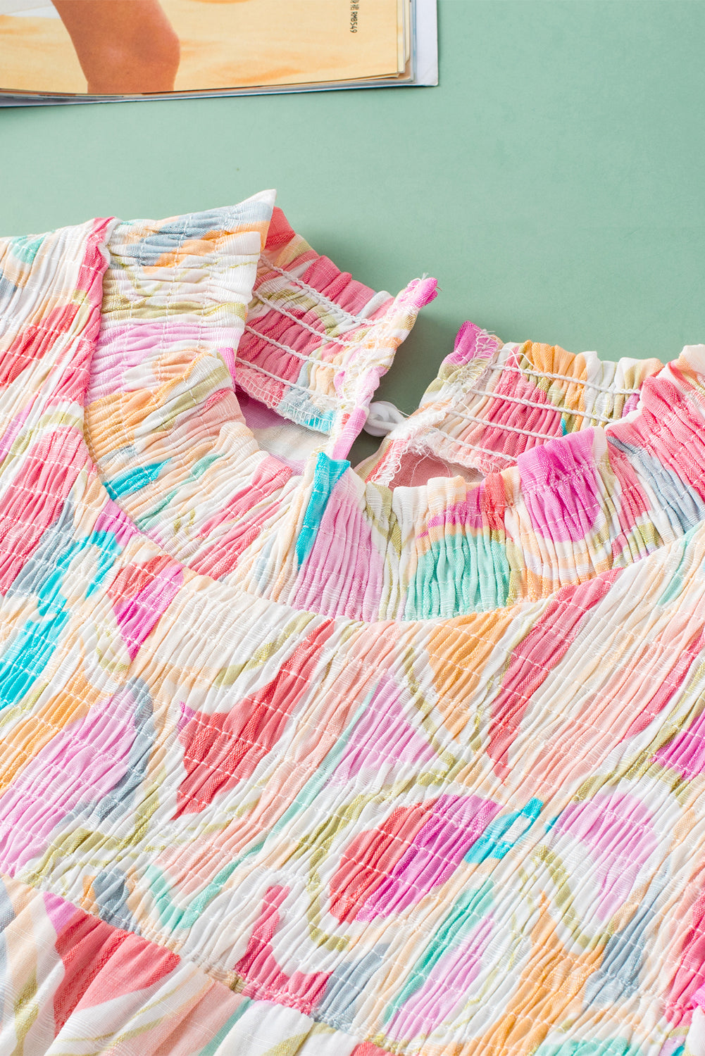 Gelbe Bluse mit abstraktem Print, gesmoktem Kragen und Rüschenärmeln