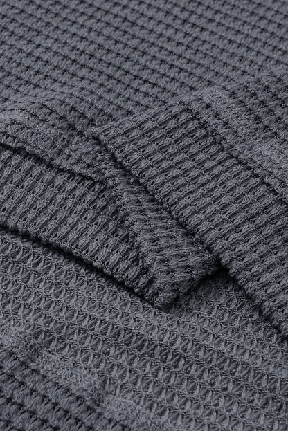 Graues Oversize-Oberteil mit hohen Schlitzen und Waffelstrick