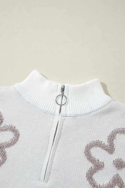 Weißer Pullover mit Stehkragen und halblangem Reißverschluss und Blumenmuster
