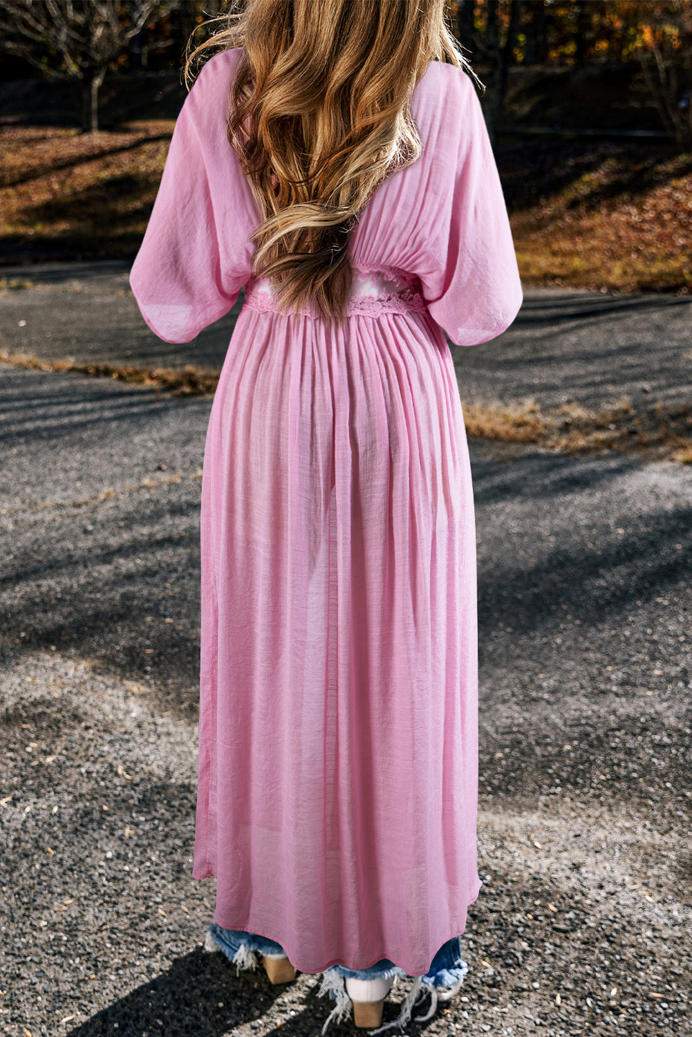 Hellrosa Maxi-Kimono mit offener Vorderseite und Spitzenspleiß