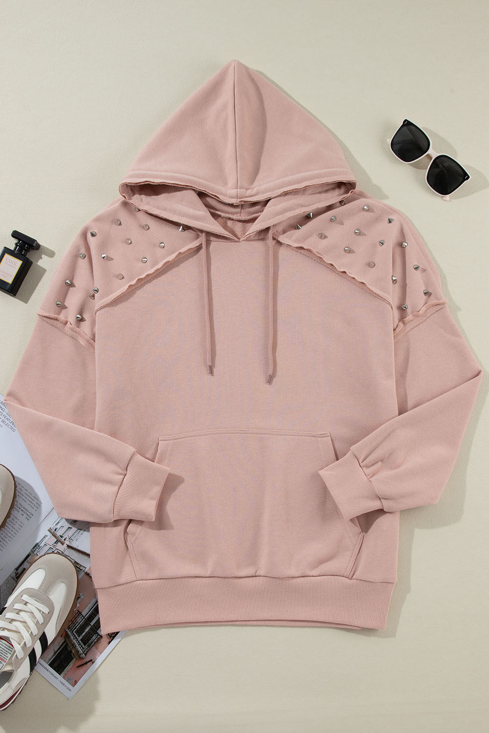 Fuchsiafarbener Kapuzenpullover mit Raglanärmeln und Nieten und Tasche