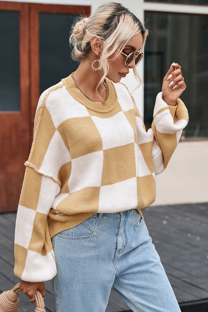 Khakifarbener Pullover mit karierten Bischofsärmeln