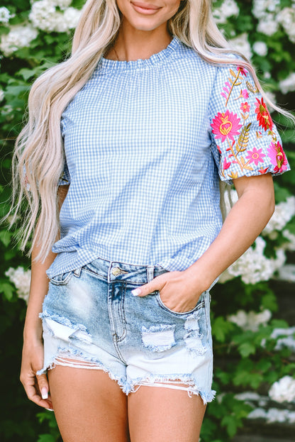 Hellblaue Bluse mit Puffärmeln und Blumenstickerei im Gingham-Stil