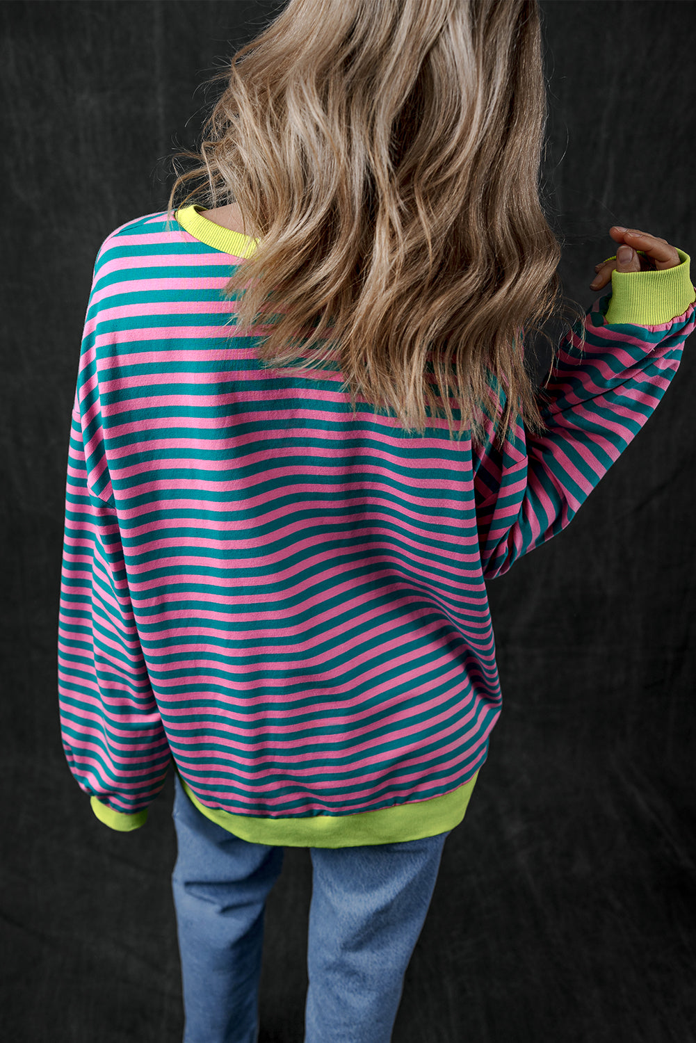 Übergroßes Pullover-Sweatshirt mit Kontrastbesatz und grünen Streifen