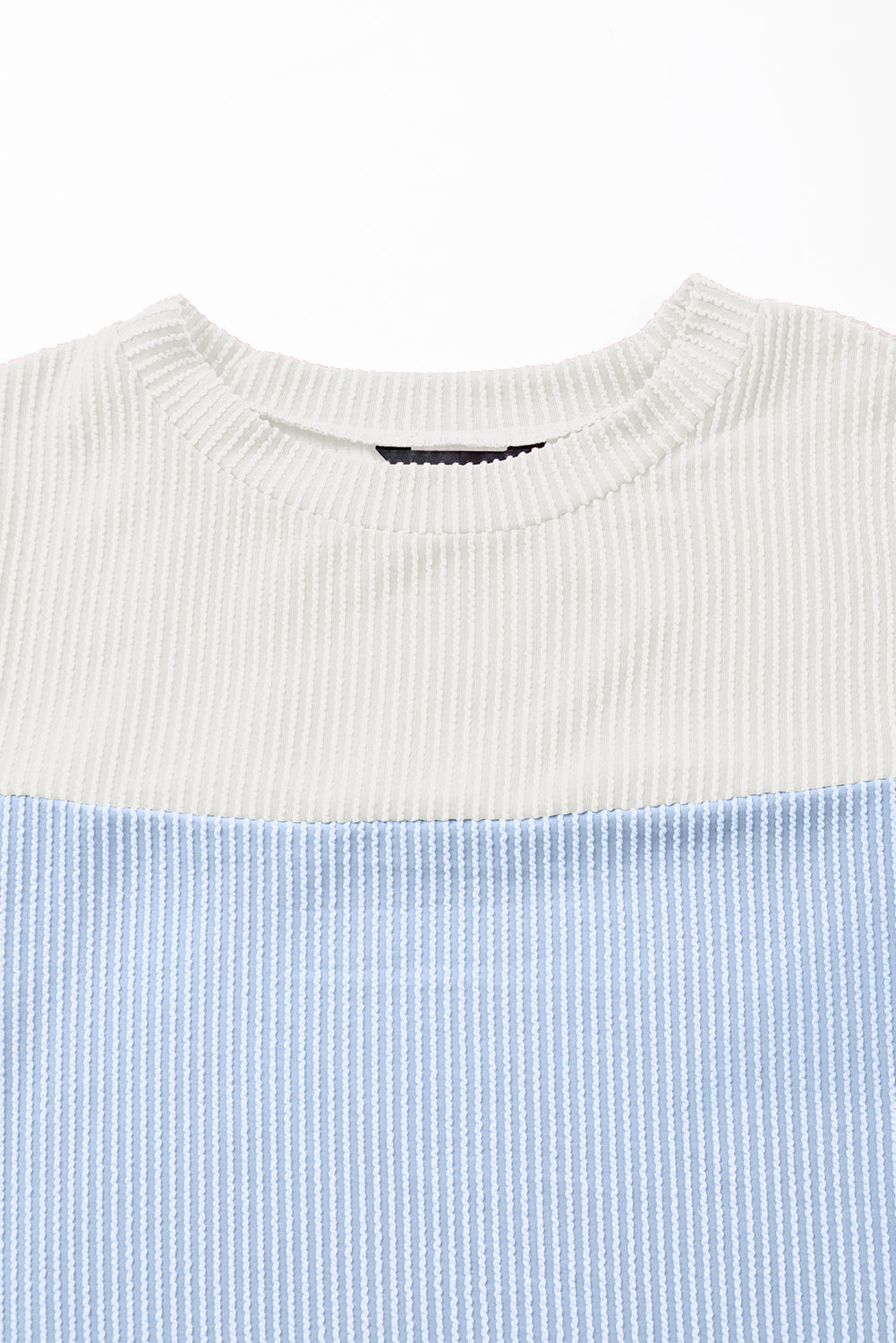 Hellblaues T-Shirt mit gerippter Struktur und Colorblock-Muster