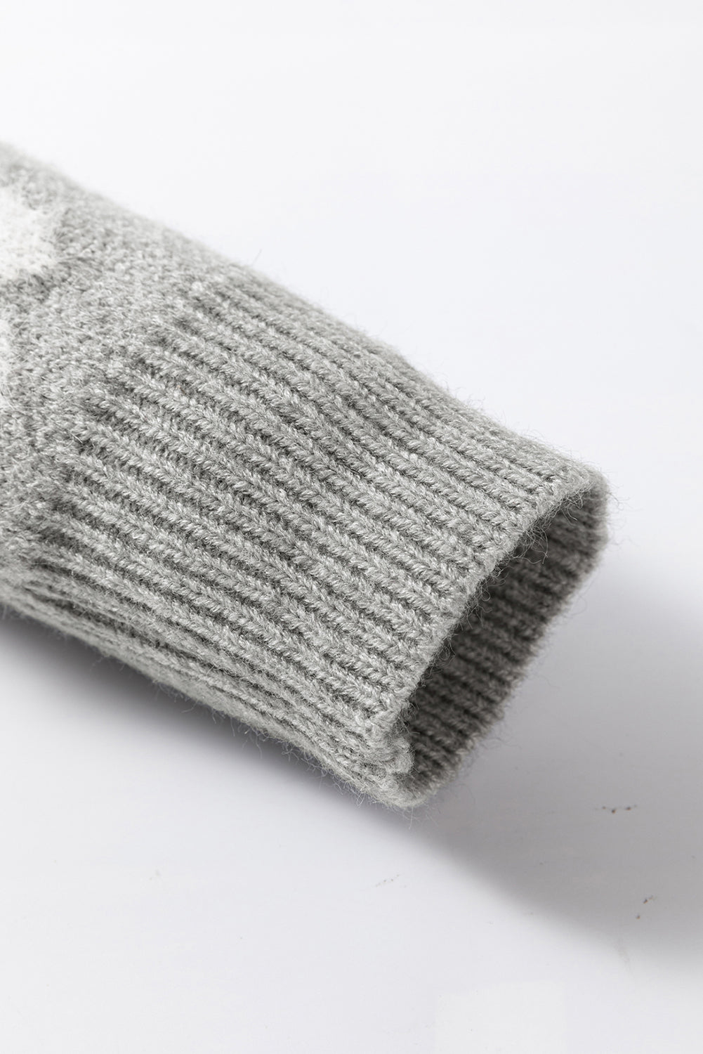 Grauer Pullover mit Blumenmuster und halblangem Reißverschluss sowie überschnittenen Schultern