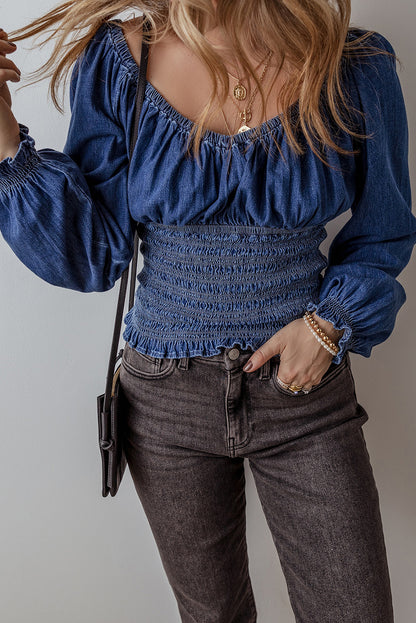 Dunkelblaue Jeansbluse mit gesmokten Rüschen und Puffärmeln sowie V-Ausschnitt