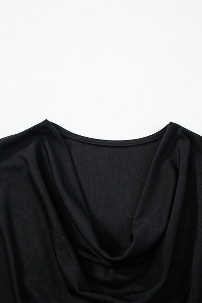 Schwarzes T-Shirt mit Wasserfallausschnitt und Fledermausärmeln