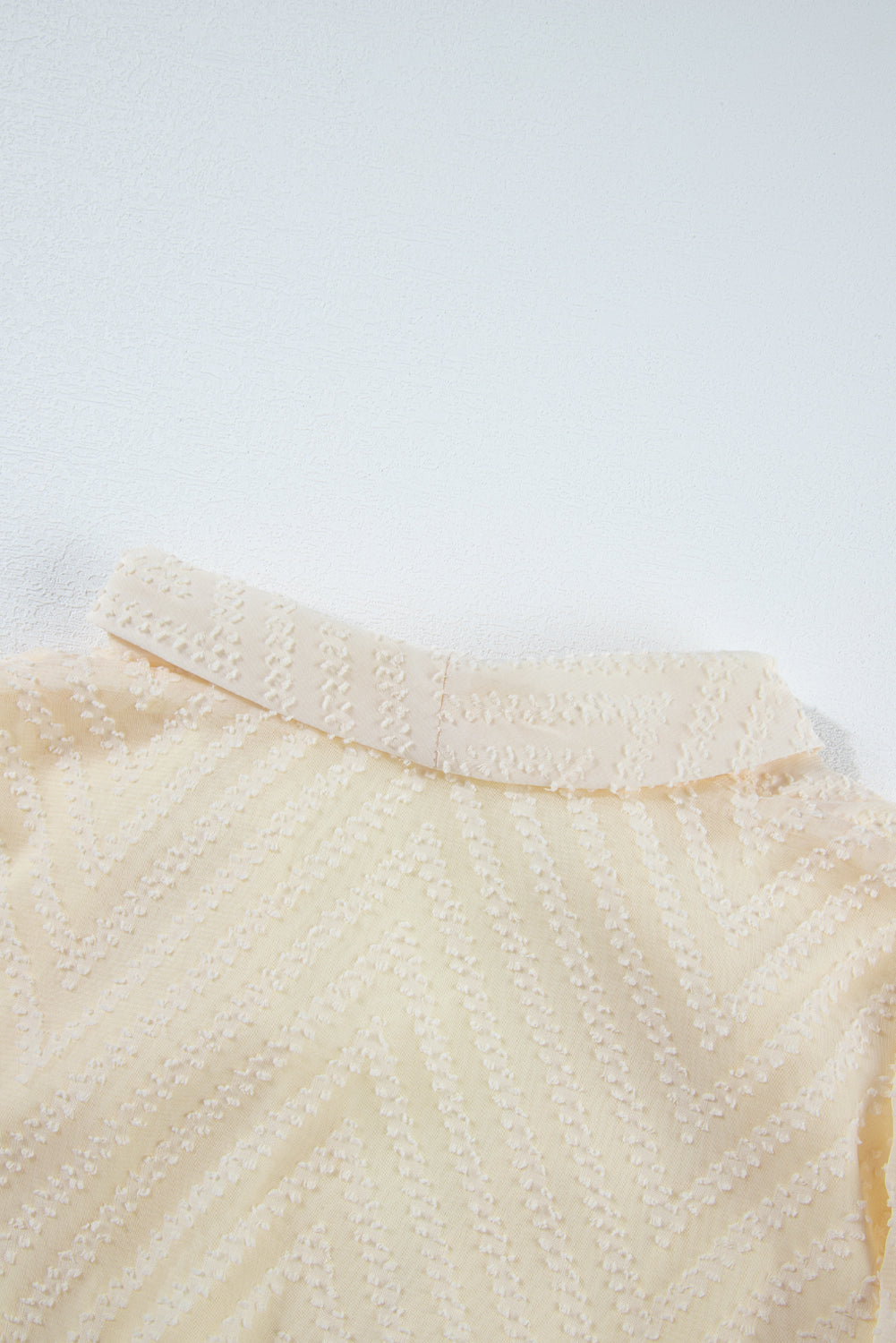 Aprikosenfarbenes Minikleid mit V-Ausschnitt, transparenten Puffärmeln und Knoten