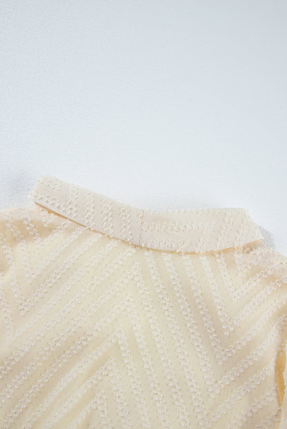 Aprikosenfarbenes Minikleid mit V-Ausschnitt, transparenten Puffärmeln und Knoten