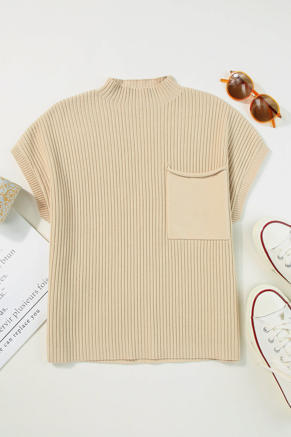 Haferflockenfarbener Rippstrickpullover mit aufgesetzten Taschen und kurzen Ärmeln