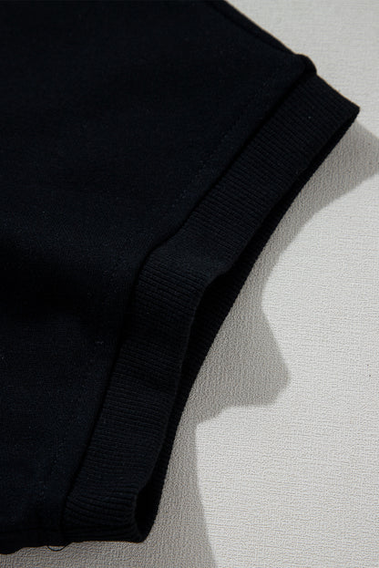 Schwarzer, kurzärmliger Hoodie mit halbem Reißverschluss und Kängurutasche