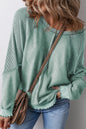 Mineralblaues, einfarbiges Sweatshirt mit Waffelstrick und Patchwork-Raglanärmeln