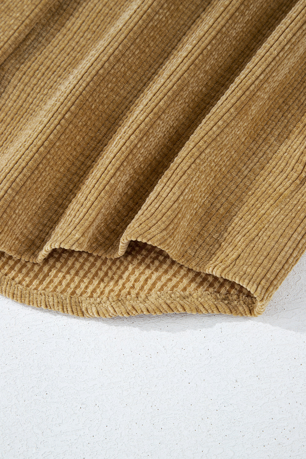Hellbeige Cord-Shacket mit aufgesetzten Taschen und Knopfleiste