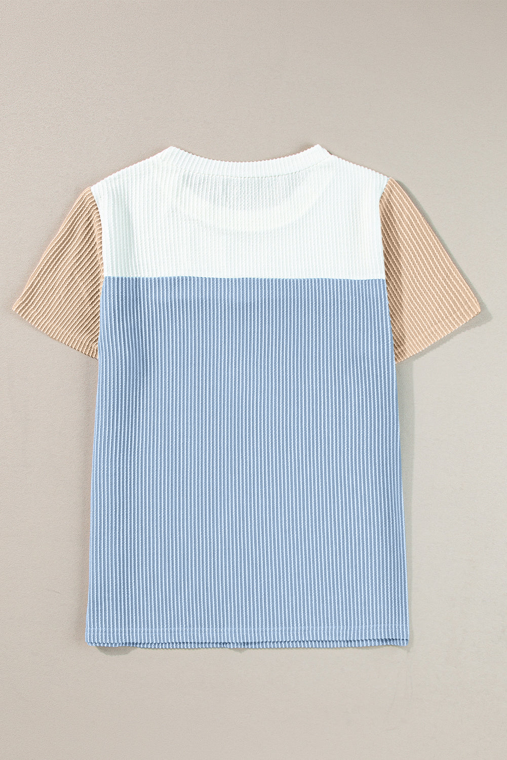 Hellblaues T-Shirt mit gerippter Struktur und Colorblock-Muster
