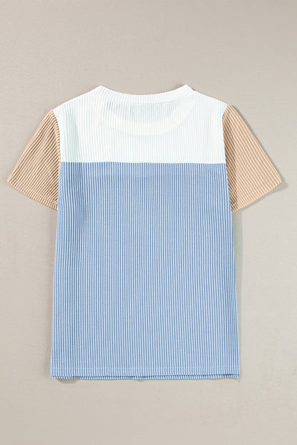 Hellblaues T-Shirt mit gerippter Struktur und Colorblock-Muster