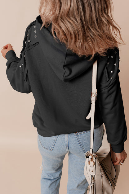 Schwarzer, einfarbiger Kapuzenpullover mit Raglanärmeln und Nieten und Tasche