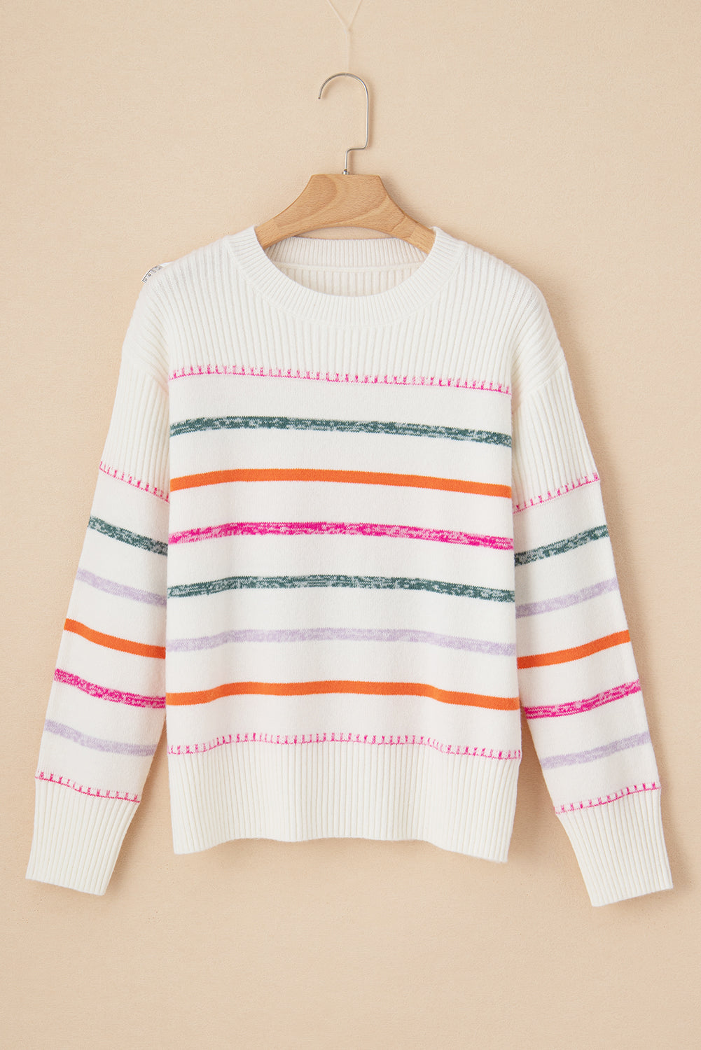 Weißer Pullover mit bunten Streifen und Rippenbesatz
