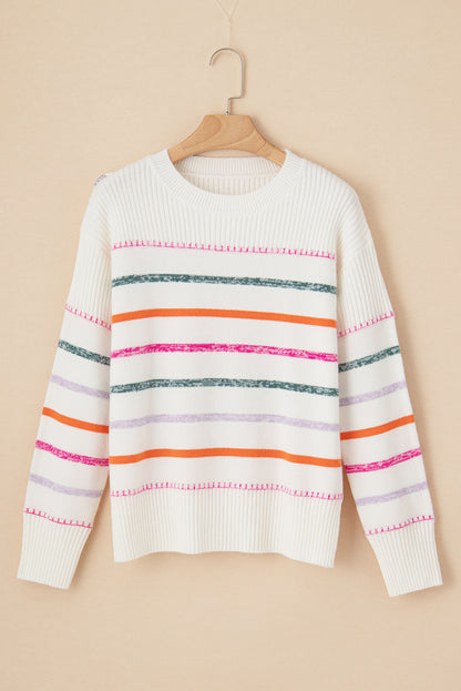 Weißer Pullover mit bunten Streifen und Rippenbesatz