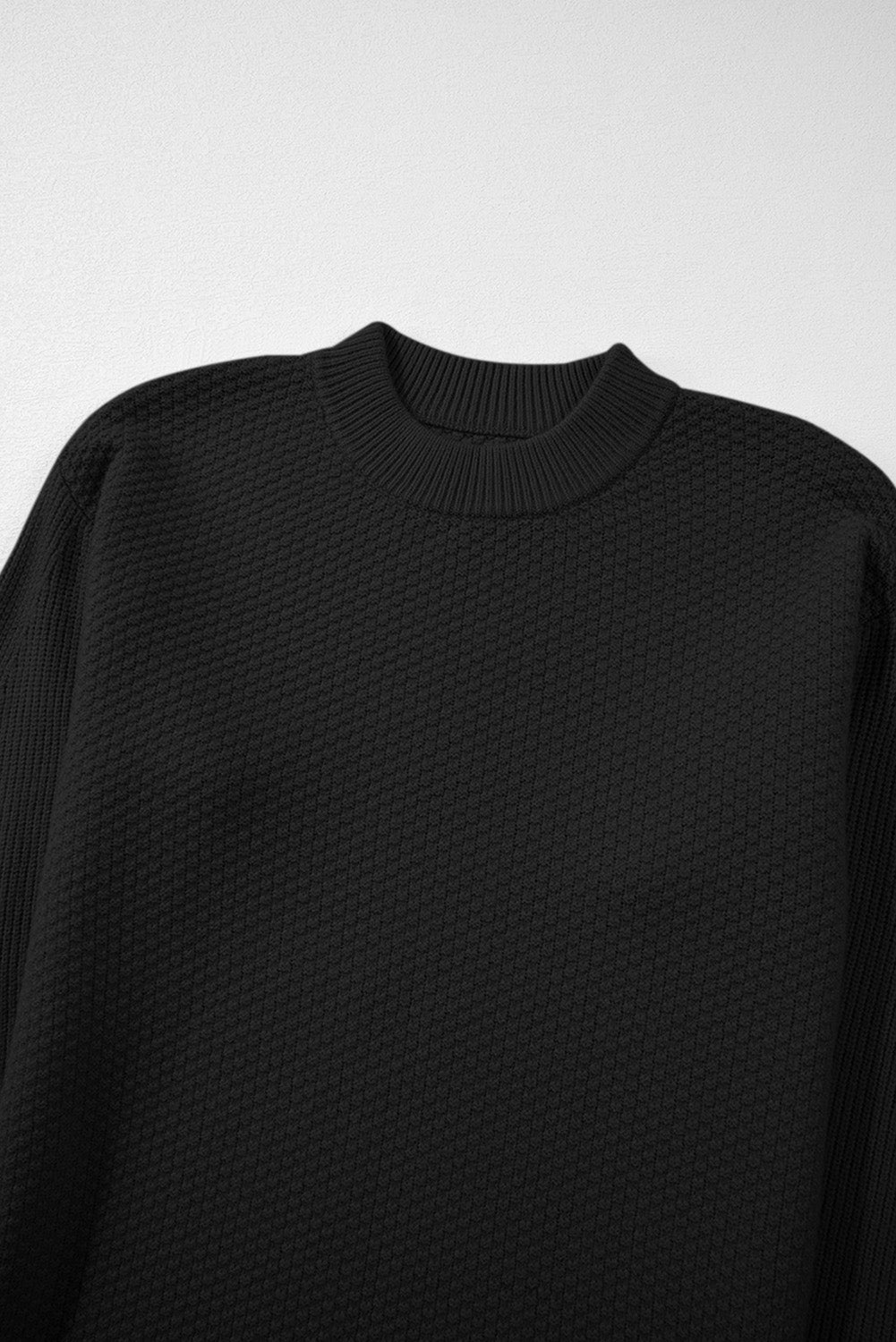 Schwarzer, unifarbener, strukturierter Strickpullover mit geteilten Bündchen und überschnittener Schulter