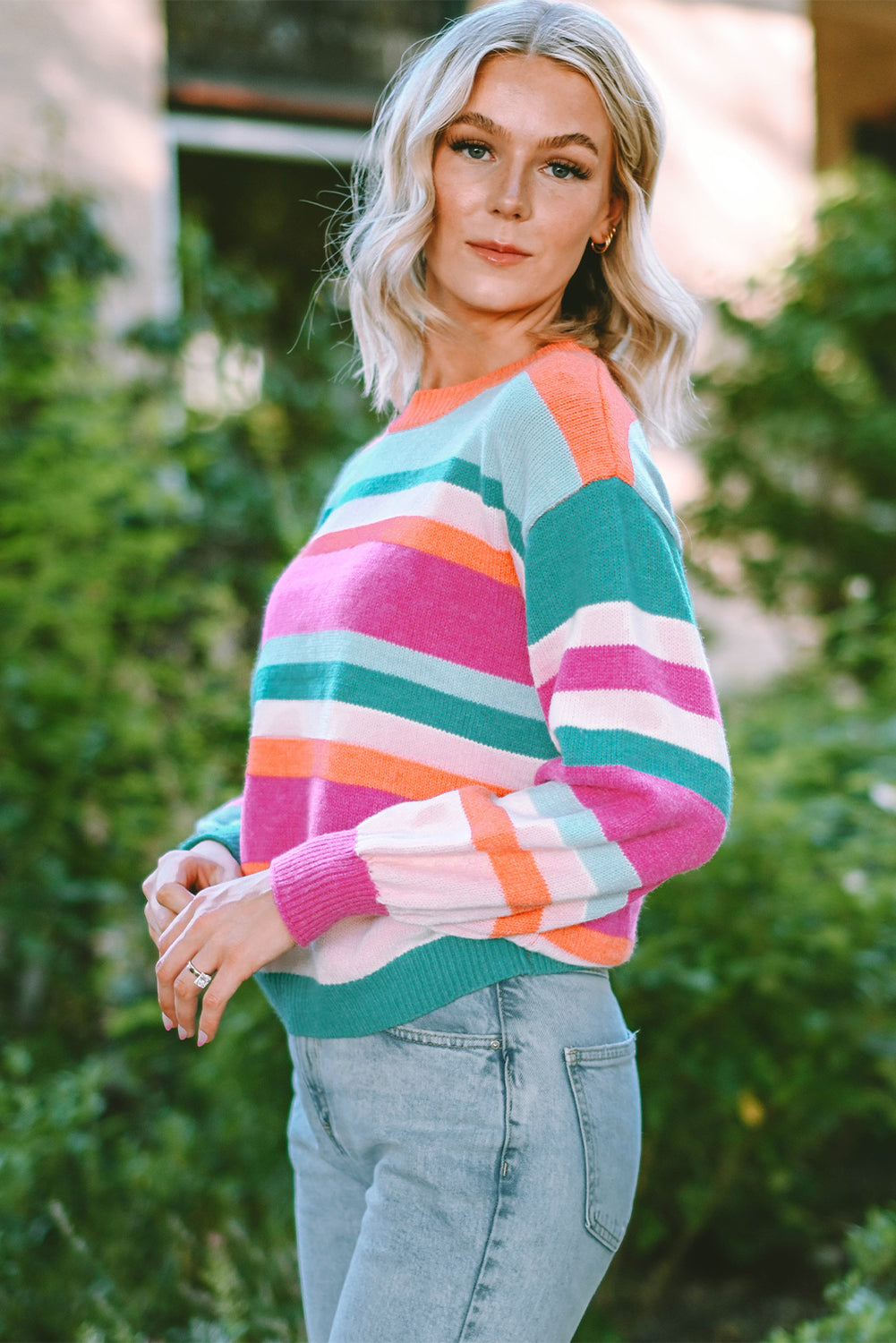 Mehrfarbig gestreifter Strickpullover mit tief angesetzten Schultern und Puffärmeln