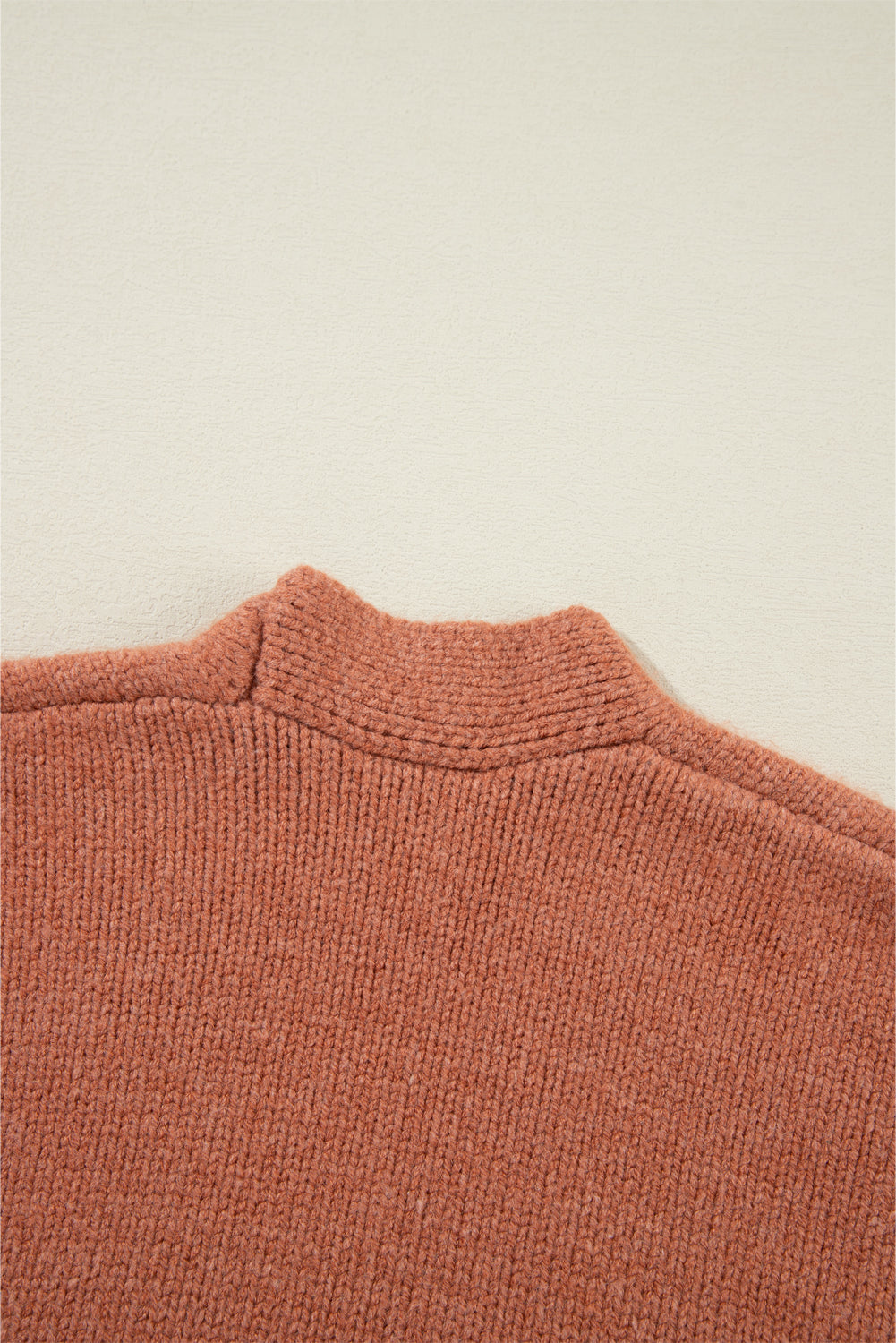 Kurzer Cardigan mit überschnittenen Schultern und offener Vorderseite in Hellbeige