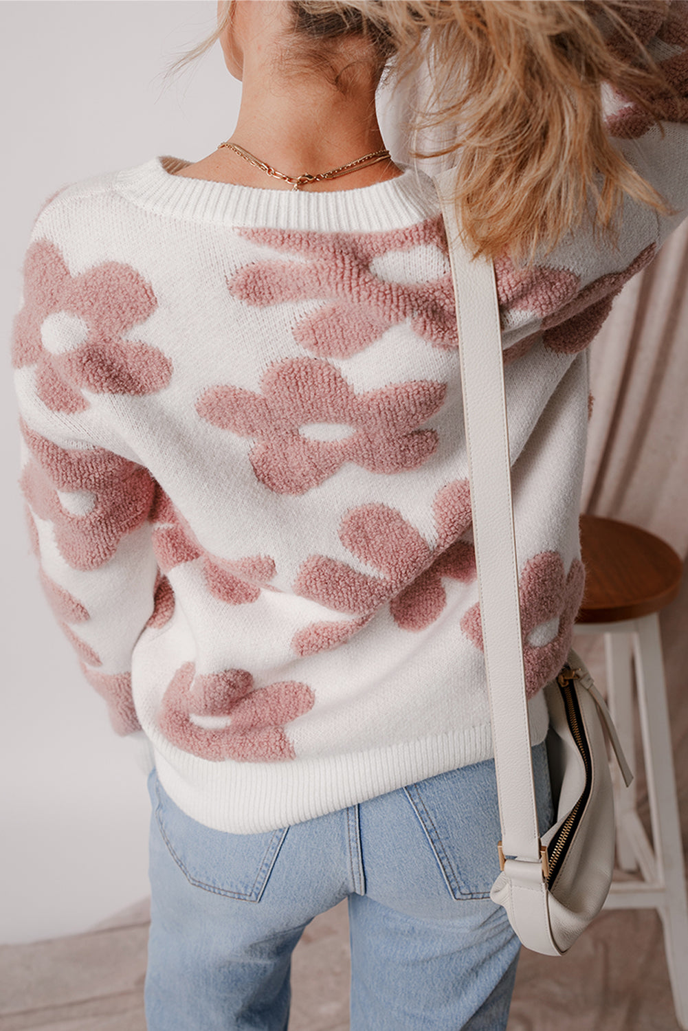 Weißer, strukturierter Pullover mit Blumenmuster und überschnittener Schulter