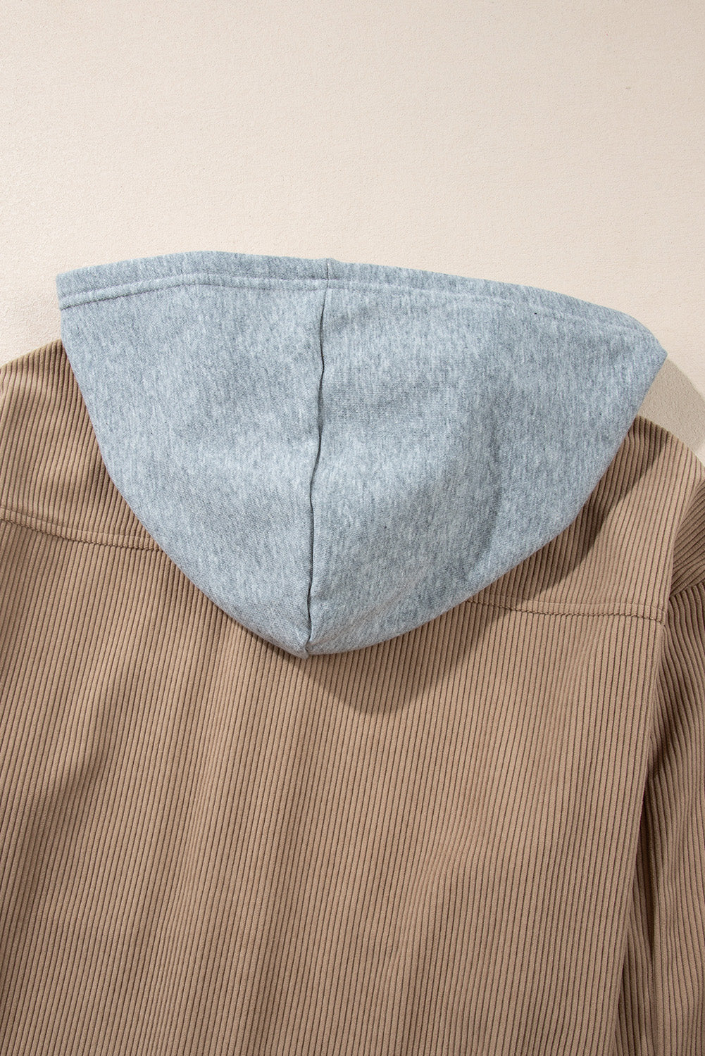 Hellkhakifarbene Cordjacke mit Kapuze, Kordelzug und Taschen