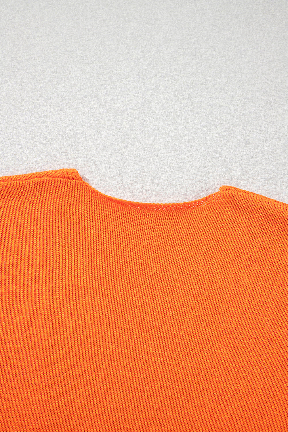 Orangefarbener, lockerer Strickcardigan mit Blumenmuster und offener Vorderseite