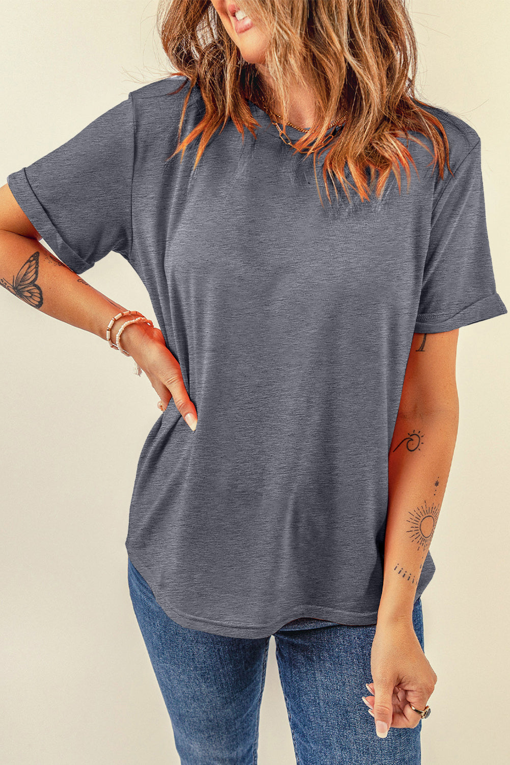 Graues, lässiges T-Shirt mit Rundhalsausschnitt