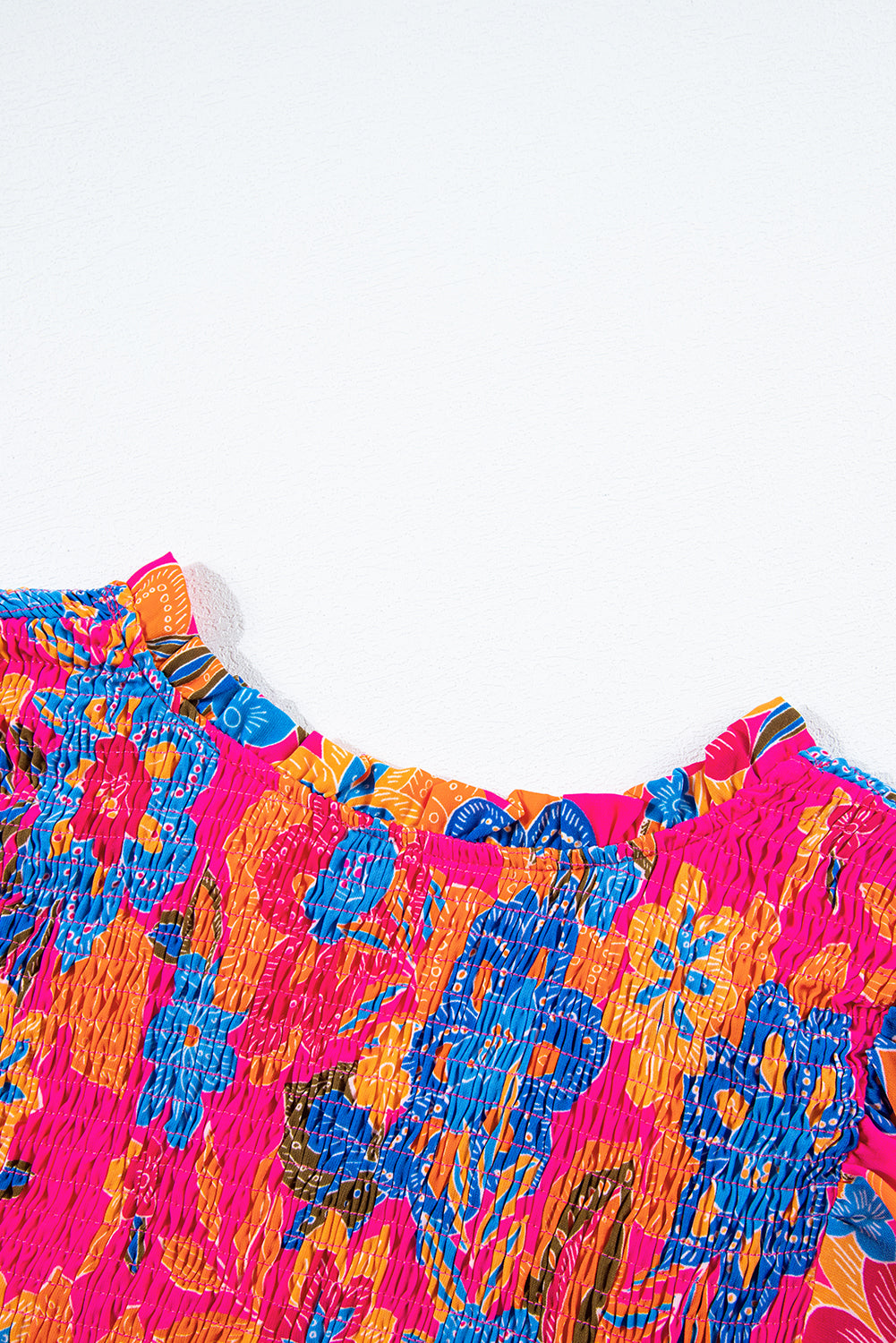 Rosarote Bluse mit Blumenmuster, gesmokten Rüschenbesatz und Flatterärmeln