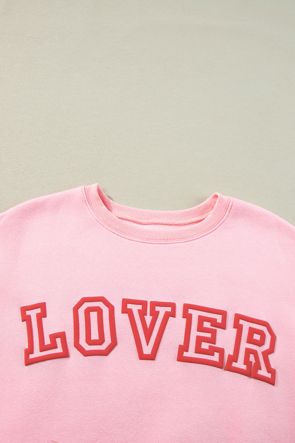 Pinkes LOVER Pullover-Sweatshirt mit Puff-Print und überschnittener Schulter