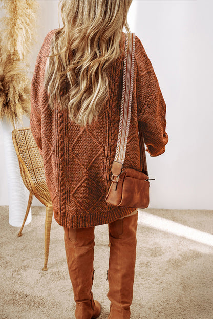 Kaffeebraunes, locker sitzendes Pulloverkleid mit Zopfmuster und überschnittener Schulter