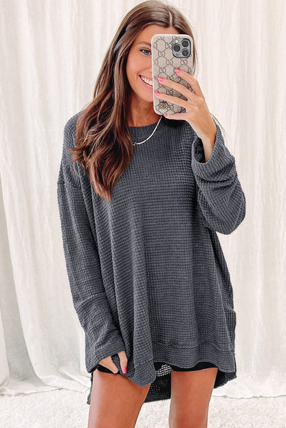 Graues Oversize-Oberteil mit hohen Schlitzen und Waffelstrick