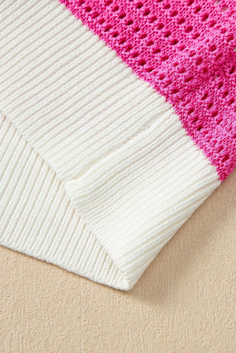 Weißes, kurzärmliges Pullover-Oberteil mit Häkelstrick und Farbblockdesign