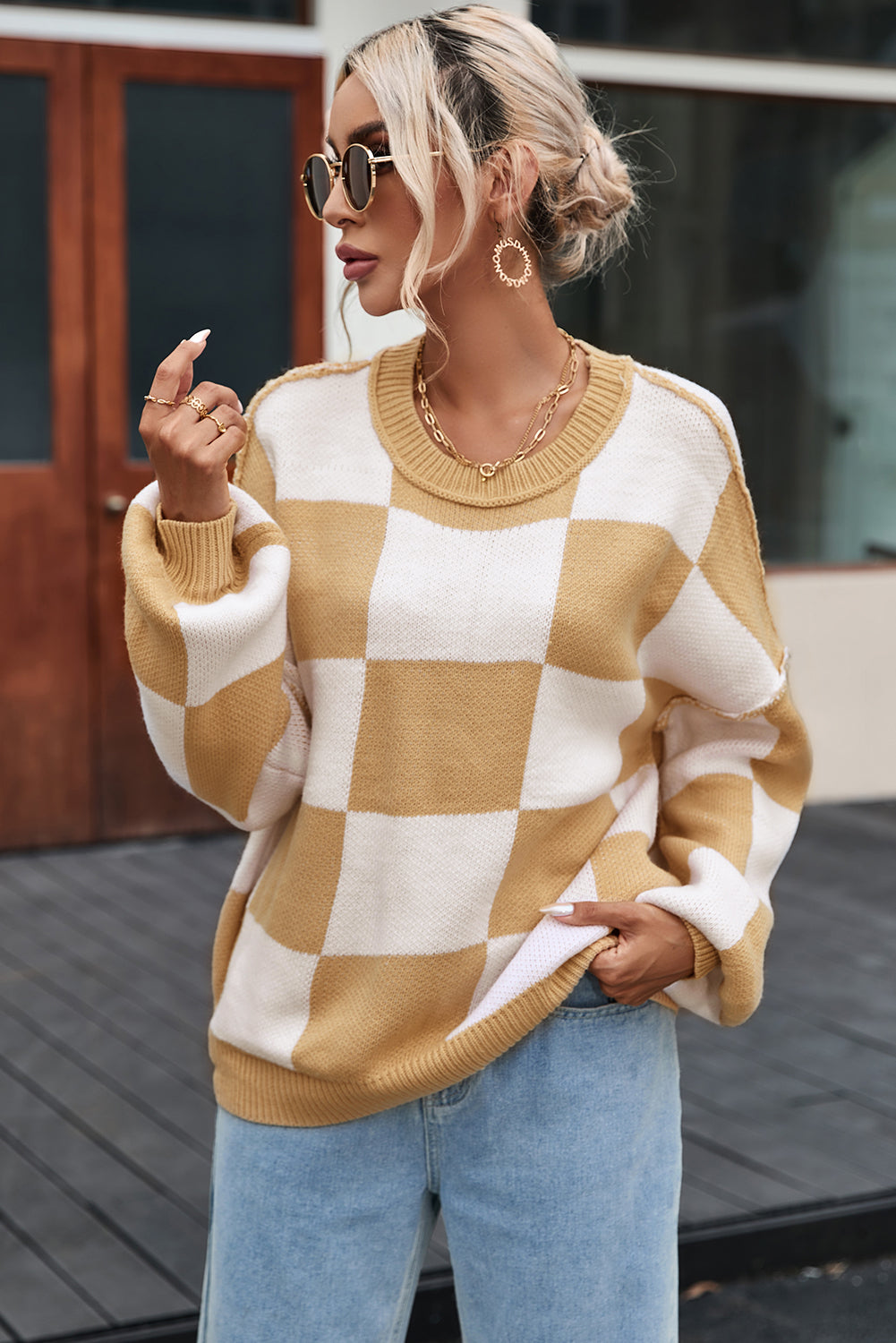 Khakifarbener Pullover mit karierten Bischofsärmeln