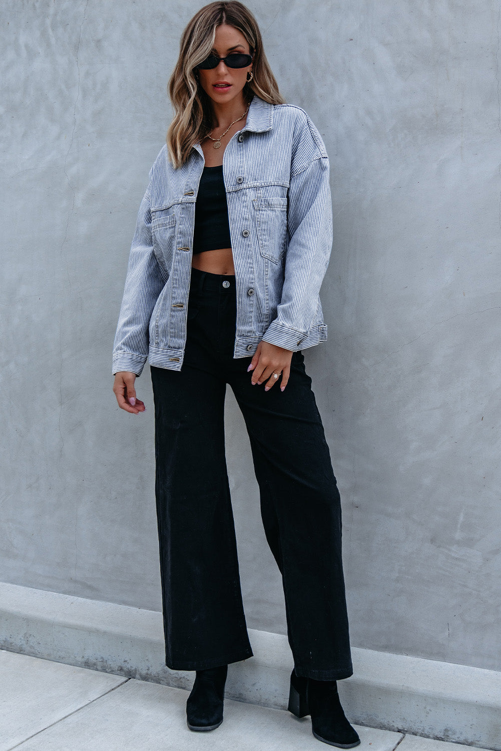 Himmelblaue, gestreifte, verwaschene Oversize-Jeansjacke mit Taschen