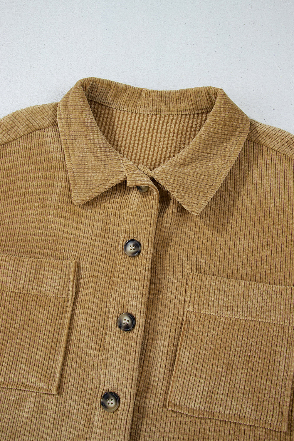 Hellbeige Cord-Shacket mit aufgesetzten Taschen und Knopfleiste
