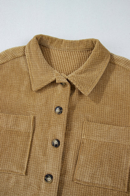 Hellbeige Cord-Shacket mit aufgesetzten Taschen und Knopfleiste