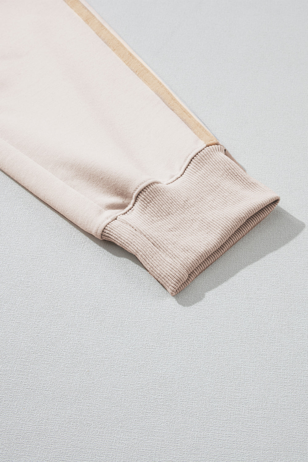 Weißes Lounge-Set mit Farbblockärmeln, kontrastierender Seitennaht