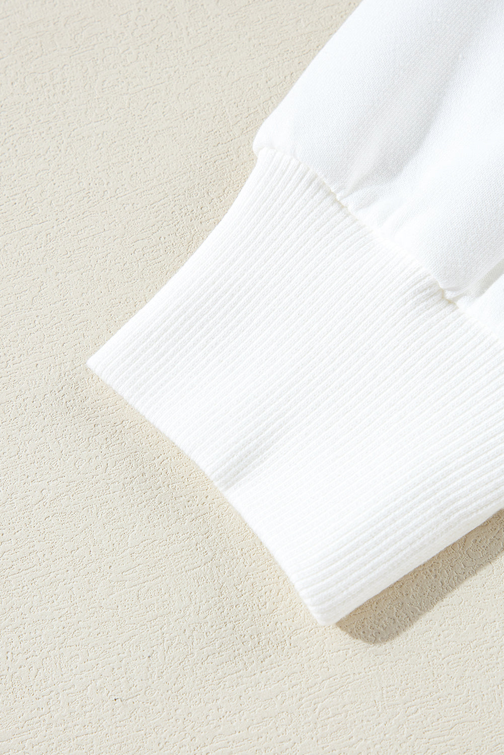 Weißes, langärmliges T-Shirt mit bunten Streifen