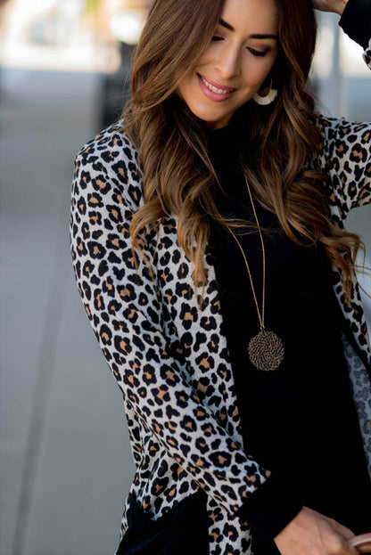 Schwarzer Cardigan mit Leopardenmuster, aufgesetzten Taschen und offener Vorderseite