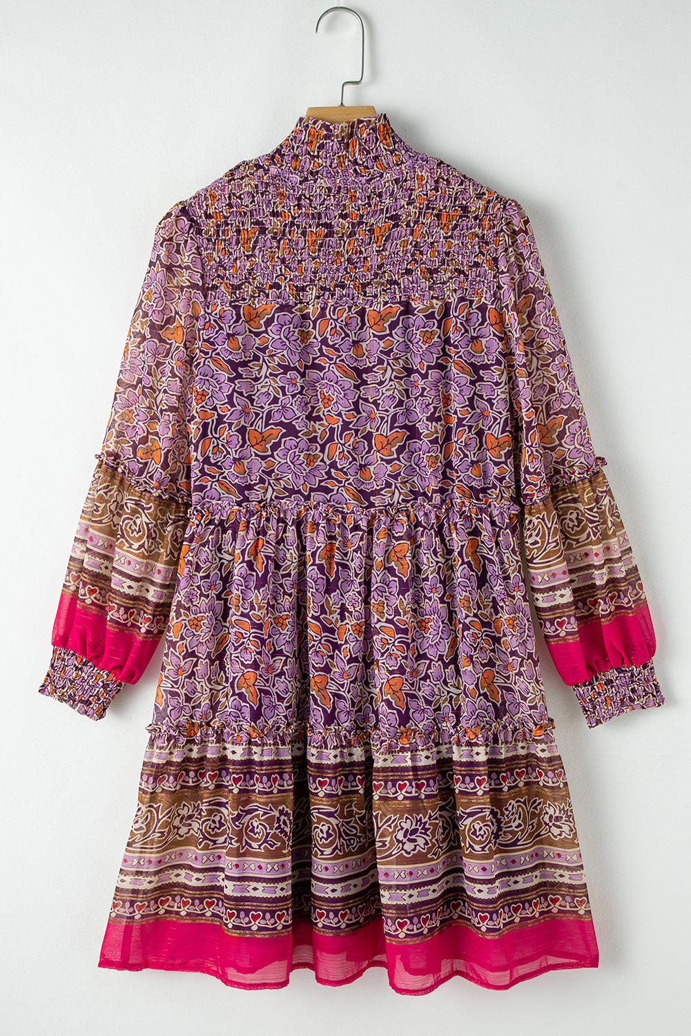 Lilafarbenes Minikleid mit Blumenmuster, gesmokten Puffärmeln und hohem Halsausschnitt