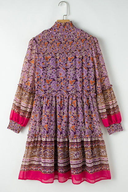 Lilafarbenes Minikleid mit Blumenmuster, gesmokten Puffärmeln und hohem Halsausschnitt