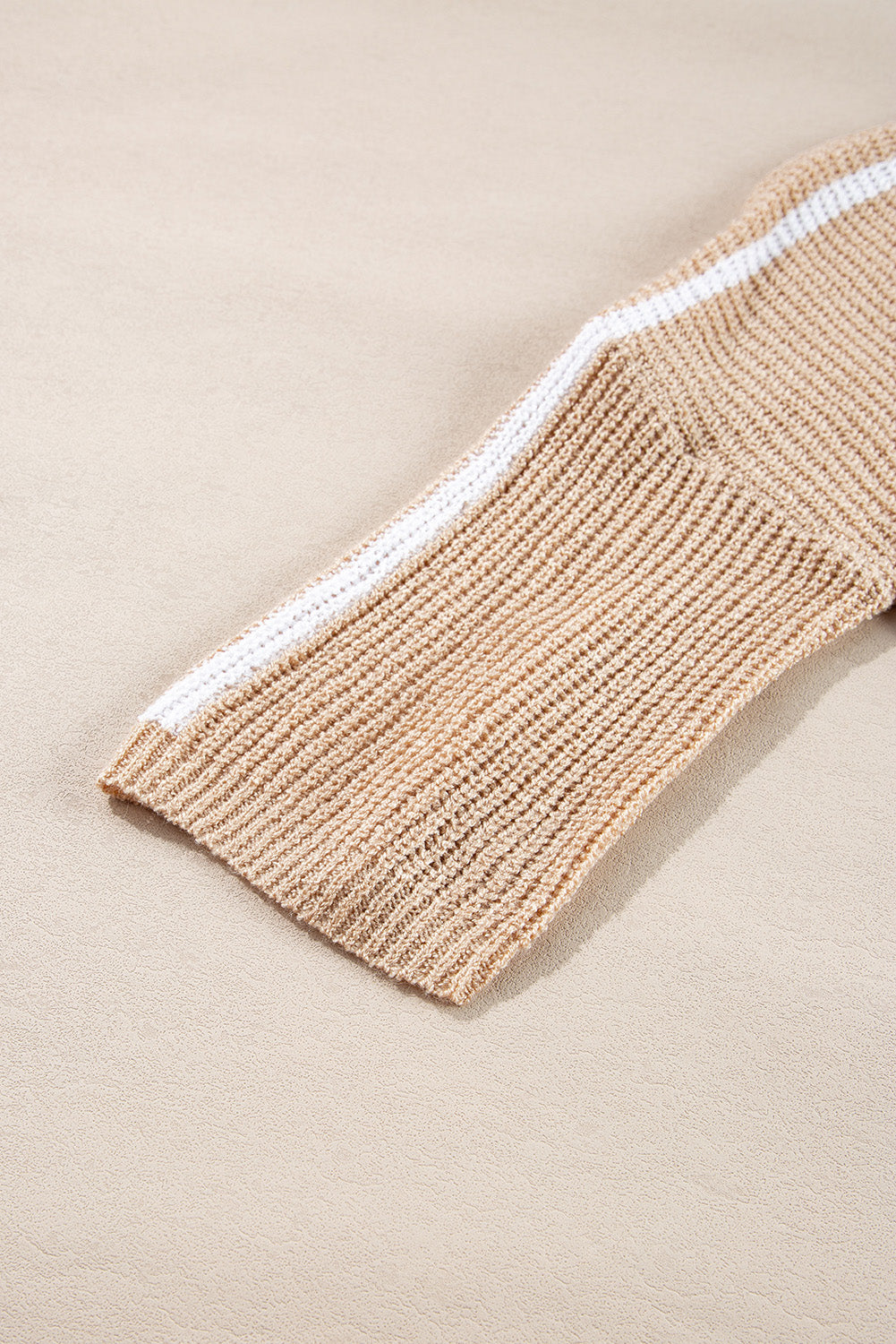 Pullover mit Rundhalsausschnitt und 3/4-Ärmeln in hellem Französisch-Beige mit Kontraststreifen