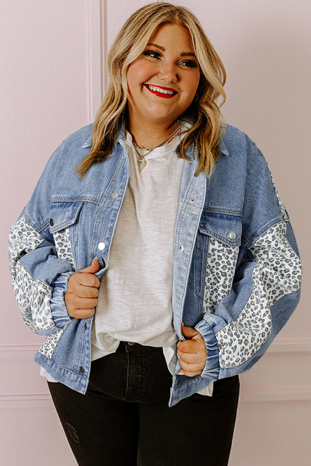Beau Blue – Jeansjacke mit Leopardenmuster und Patchwork-Klappendetail in Übergröße