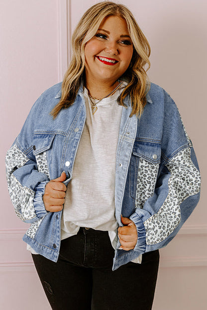 Beau Blue – Jeansjacke mit Leopardenmuster und Patchwork-Klappendetail in Übergröße