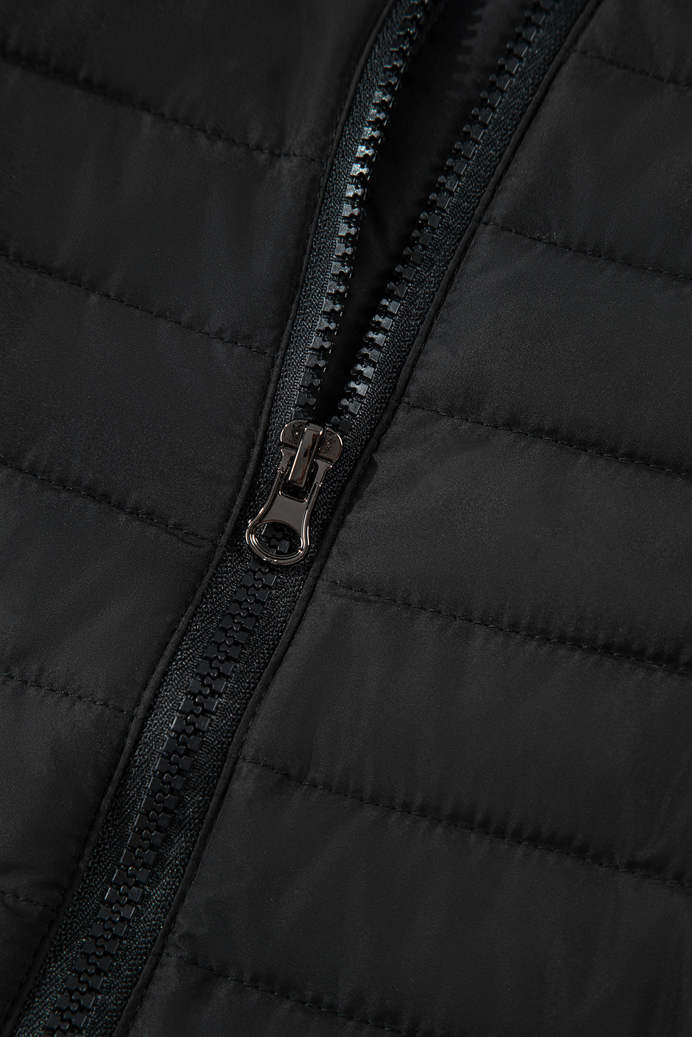 Schwarze, einfarbige Steppjacke mit Reißverschluss