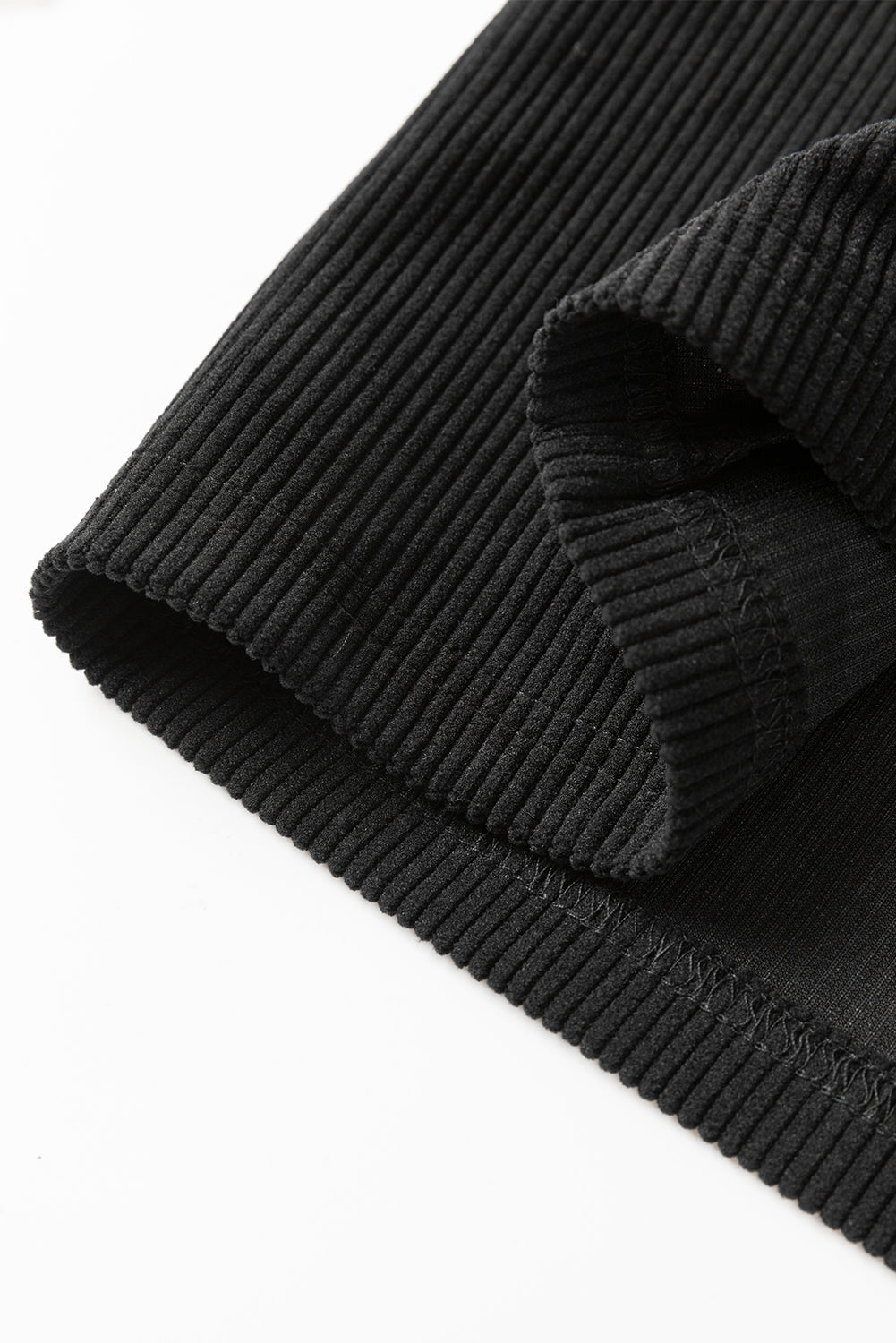 Schwarzes, einfarbiges, ärmelloses Cord-Overallkleid mit Fronttaschen