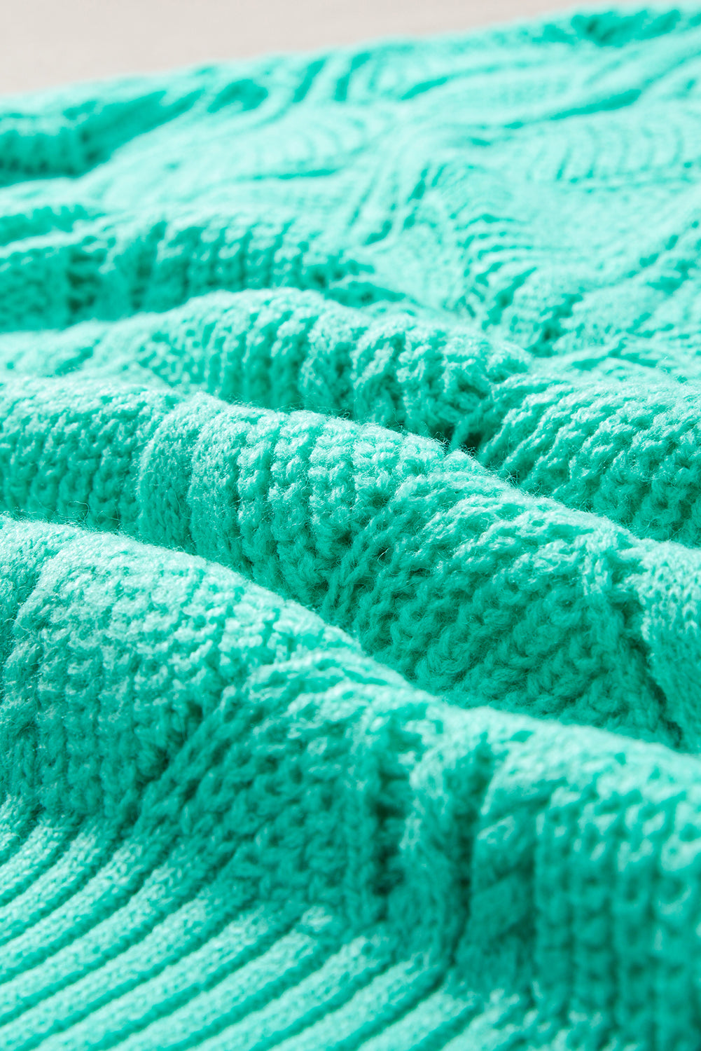 Mintgrüner Strickpullover mit V-Ausschnitt und überschnittenen Schultern